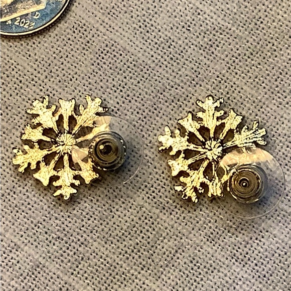 🌼 Snowflake Stud Earrings Embellished With Shiny Red and Green Rhinestones - Picture 2 of 4